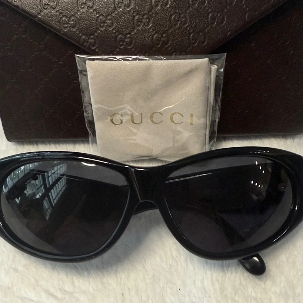Gucci Black Classic Sunglasses - Picture 2 of 8
